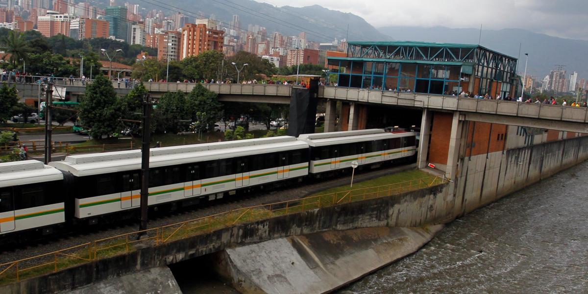 El metro de Medellín estuvo frenado por una falla en las catenarias, entre las estaciones Poblado y Aguacatala. A las 6:30 a.m. de ayer se reestableció el servicio.