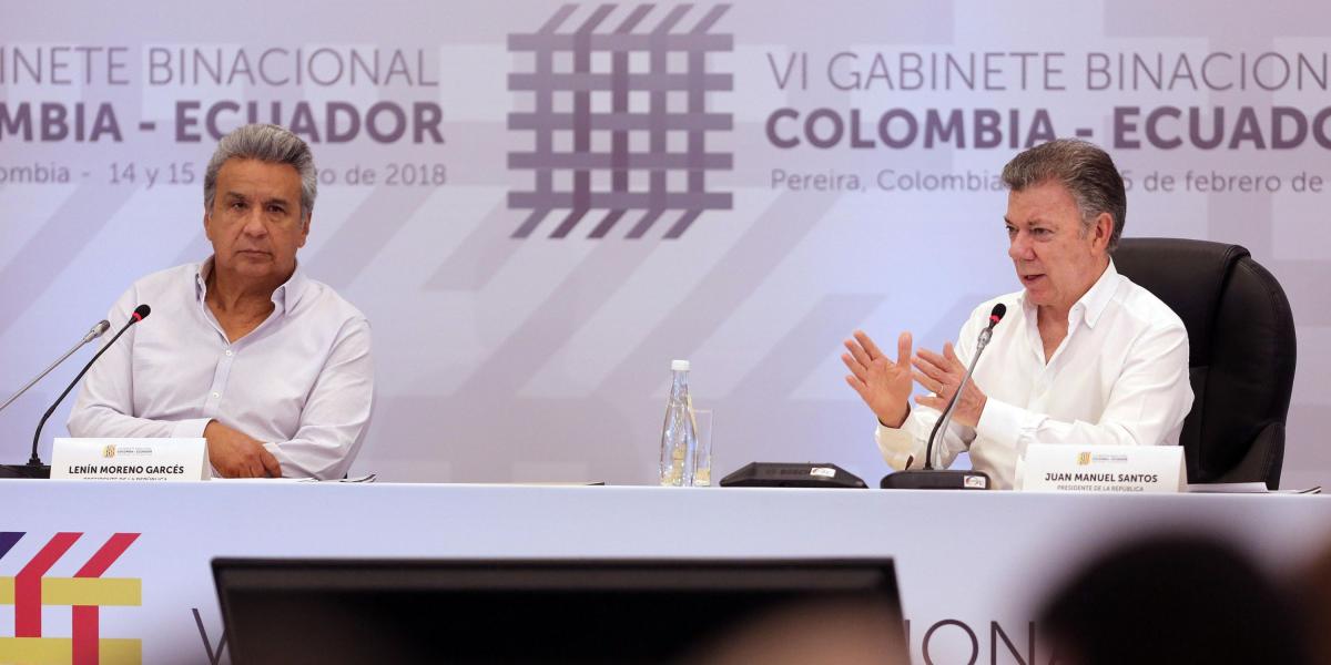 Moreno (izq.), el presidente de Ecuador, junto al máximo mandatario colombiano, Juan Manuel Santos, en el