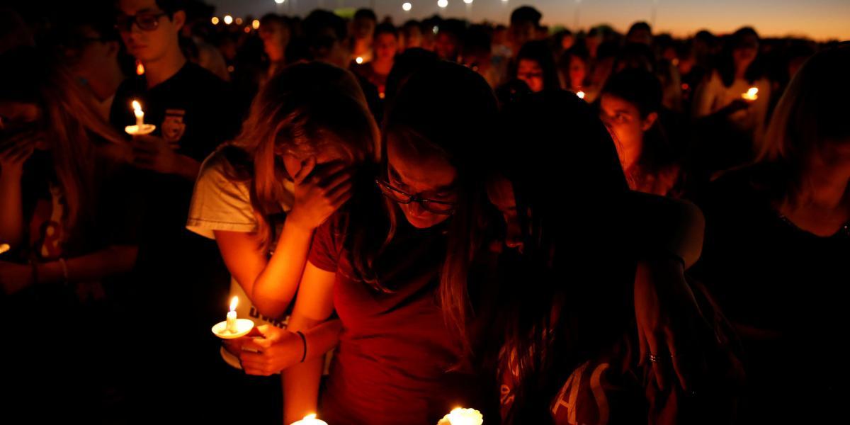 Tanto jóvenes como adultos lloraron a lágrima viva al escuchar el testimonio del padre de la niña de 14 años Jamie Guttenberg, una de las víctimas mortales del ataque.