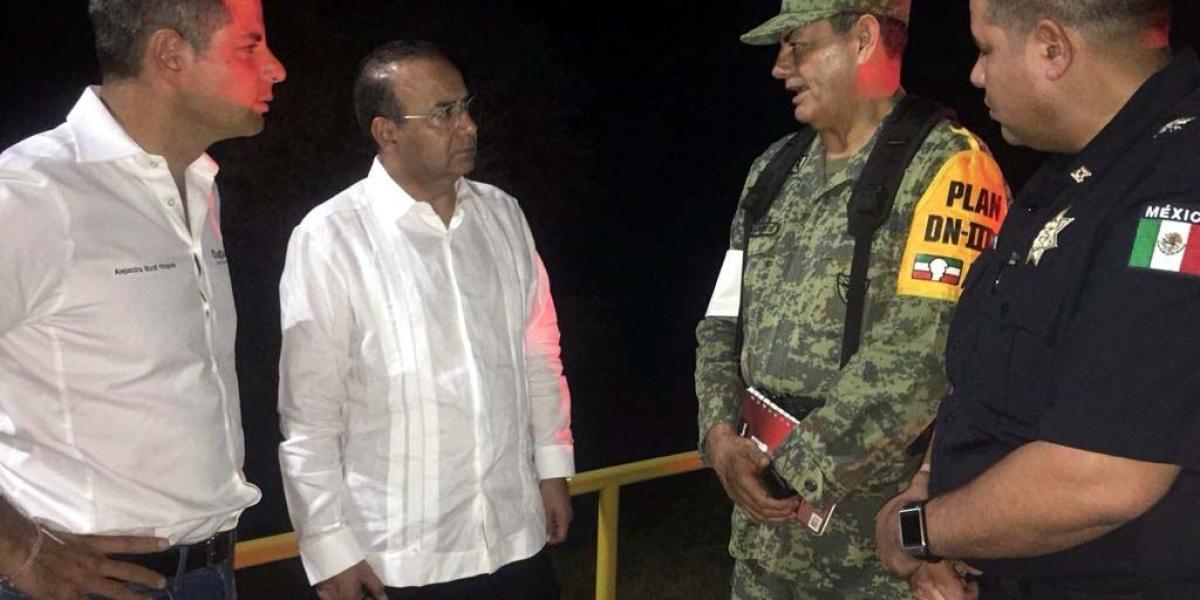 Esta foto muestra al secretario de Gobernación, Alfonso Navarrete (c), acompañado del gobernador del estado de Oaxaca, Alejandro Murat (i), tras el accidente.