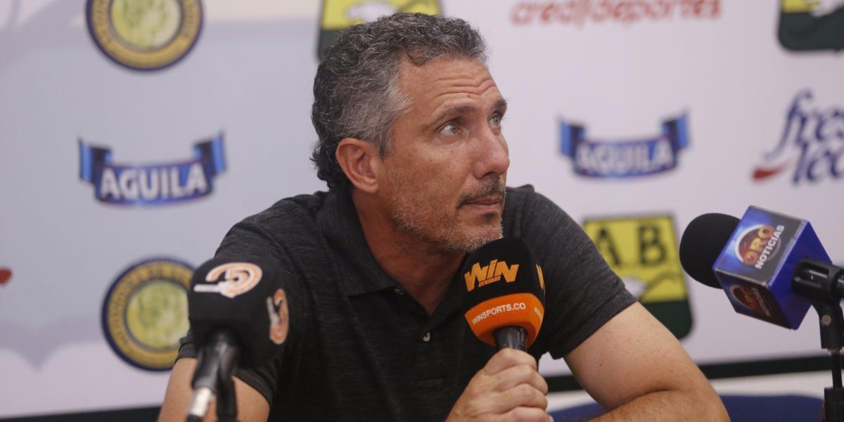 Diego Cagna , entrenador argentino, actualmente en Atlético Bucaramanga.