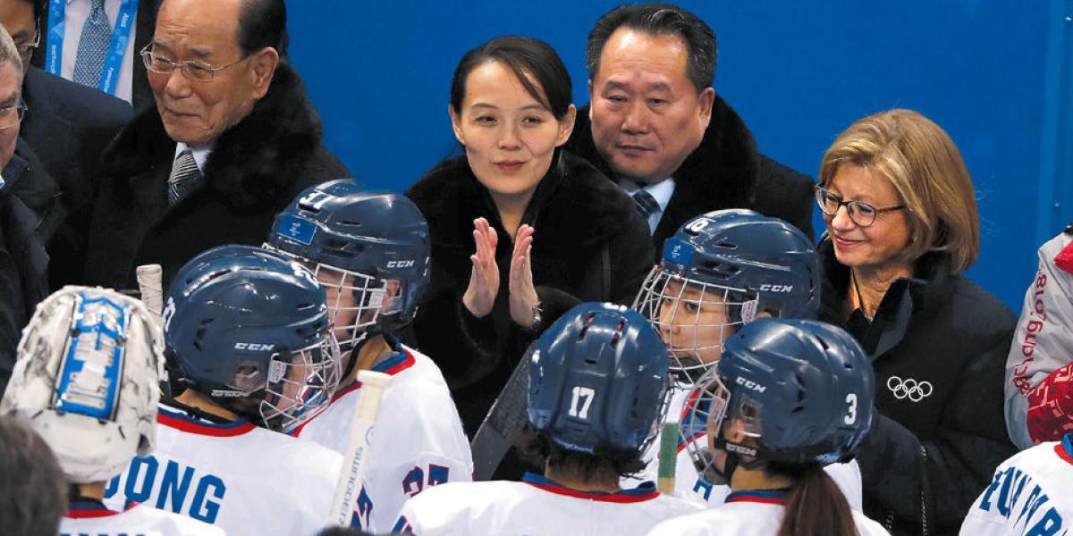 Kim Yo-jong, hermana del líder de Corea del Norte, y el presidente honorífico de ese país, Kim Yong-nam (izq.), con algunos deportistas.