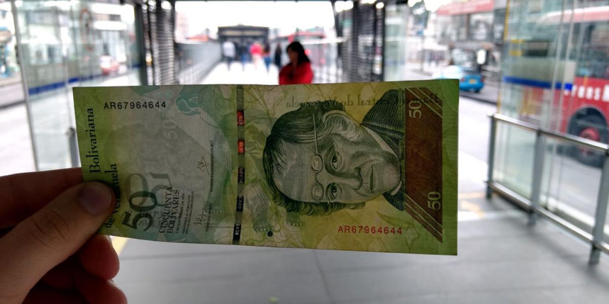 En casi todas las rutas se ven con fajos de billetes, que son adquiridos por curiosos a cambio de cualquier peso colombiano.