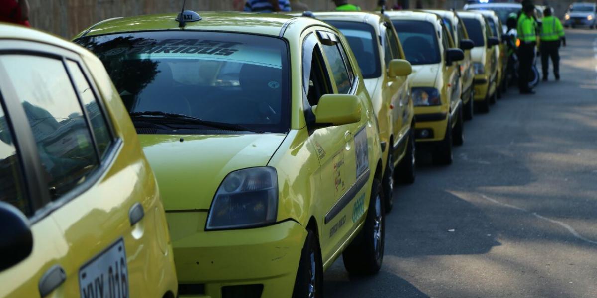 La concentración de unos 300 taxistas ha generado parálisis en la movilidad de sectores como la Puerta del Sol y el Puente Provenza, en Bucaramanga.