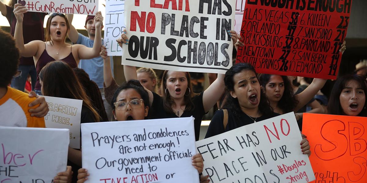 Después de la masacre, cientos de estudiantes protestaron en Fort Lauderdale, Florida.