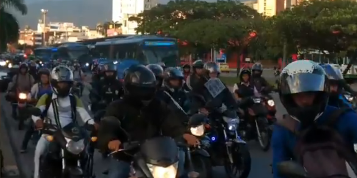 Movilización de motociclistas por la calle Quinta de Cali.