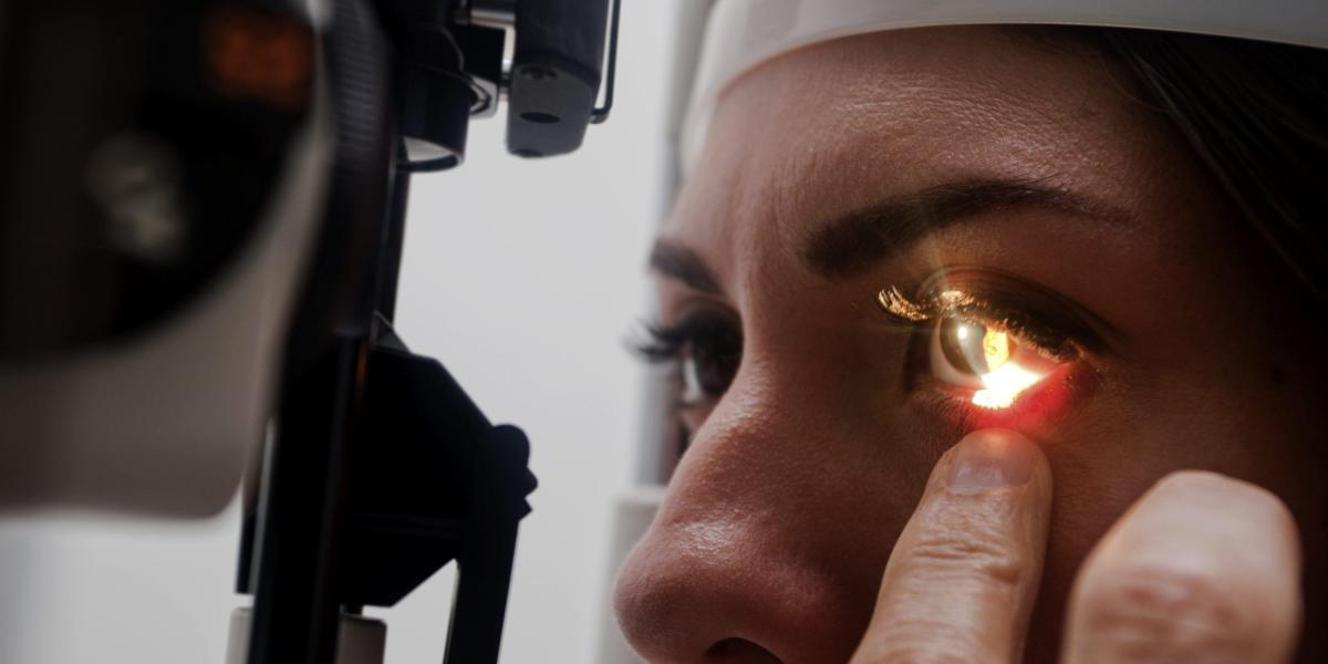 Estudiar las paredes de los vasos sanguíneos de los ojos permite a los especialistas inferir más detalles sobre la salud de la persona.