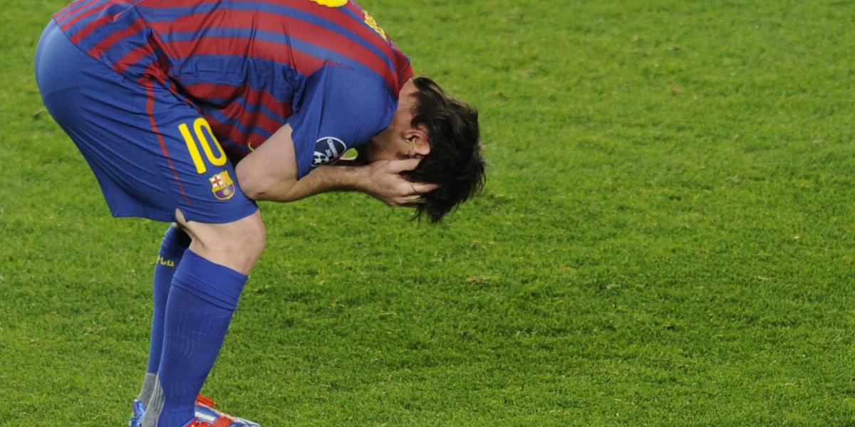 Lionel Messi se agarra la cabeza tras quedar eliminado de la Champions contra Chelsea en el 2012.