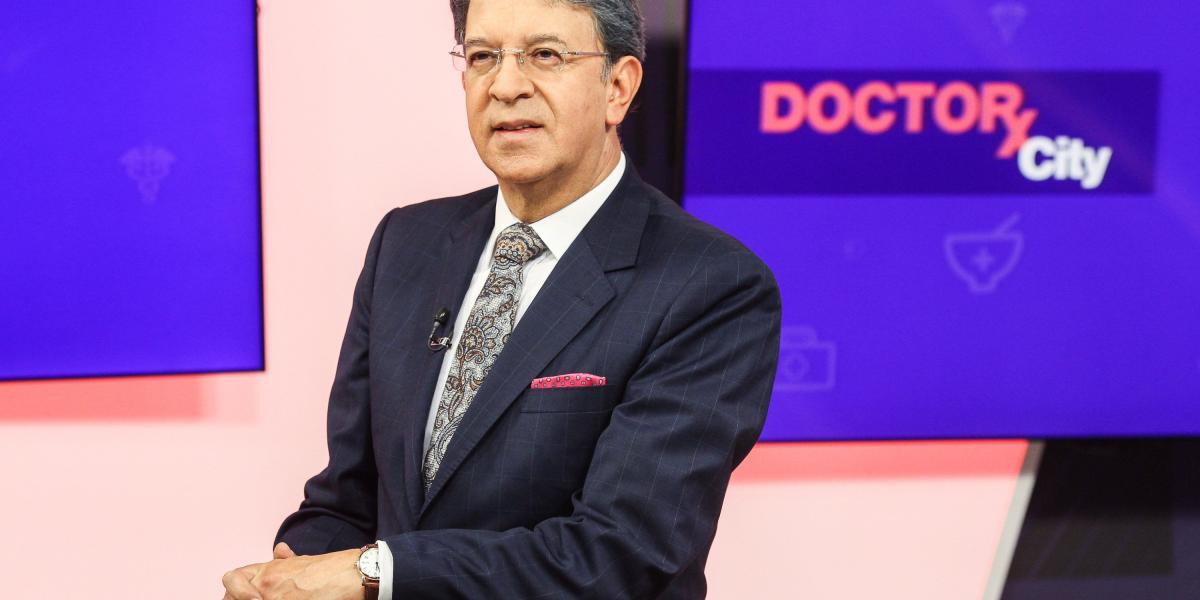 Carlos Francisco Fernández presenta y dirige ‘Doctor City’, programa que empezó hace cinco meses.
