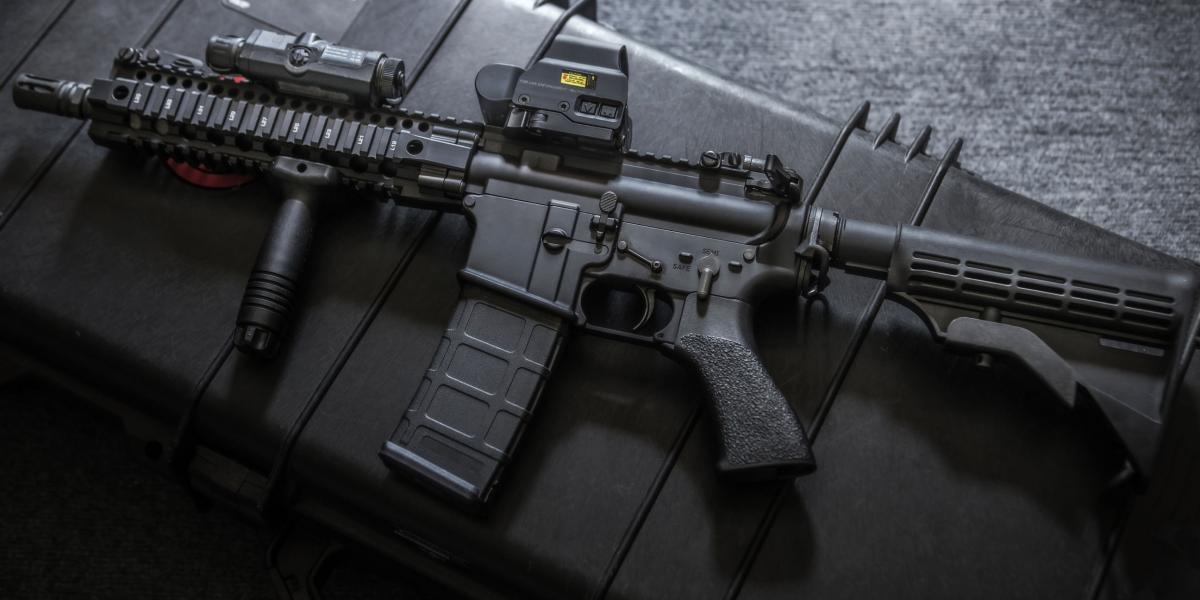 El rifle AR- 15 representó en 2016 el 61 % de todas las ventas de rifles civiles en EE. UU. El arma ha sido usada para ejecutar masacres como las de Newtown, Orlando y Las Vegas.