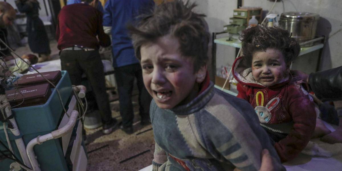Niños heridos reciben ayuda en un hospital controlado por los rebeldes en Douma (Siria)