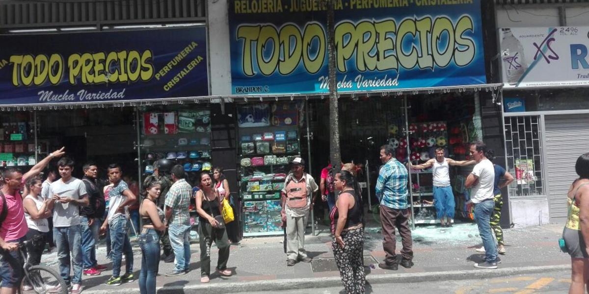 Cientos de personas saquearon varios locales comerciales del centro de Calarcá, en Quindío.
