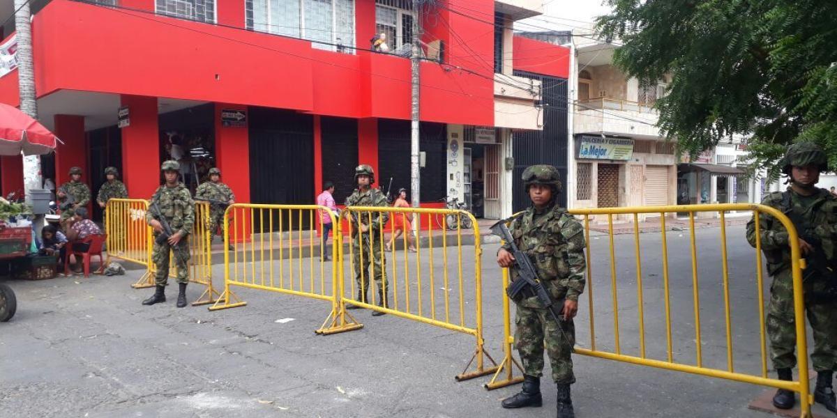 Patrullajes de soldados de la Sexta Brigada en las calles de Espinal.