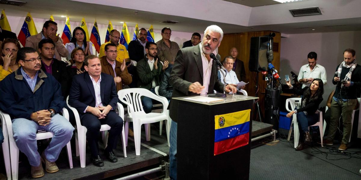 El coordinador político de la Mesa de Unidad Democrática (MUD), Ángel Oropeza, ofrece declaraciones en rueda de prensa este 21 de febrero del 2018, en Caracas (Venezuela).