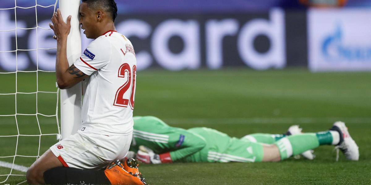 El colombiano Luis Muriel, del Sevilla FC, se lamenta durante el partido de ida de octavos de final de la Liga de Campeones, luego de que el arquero De Gea le saca un balón que tenía sello de gol.