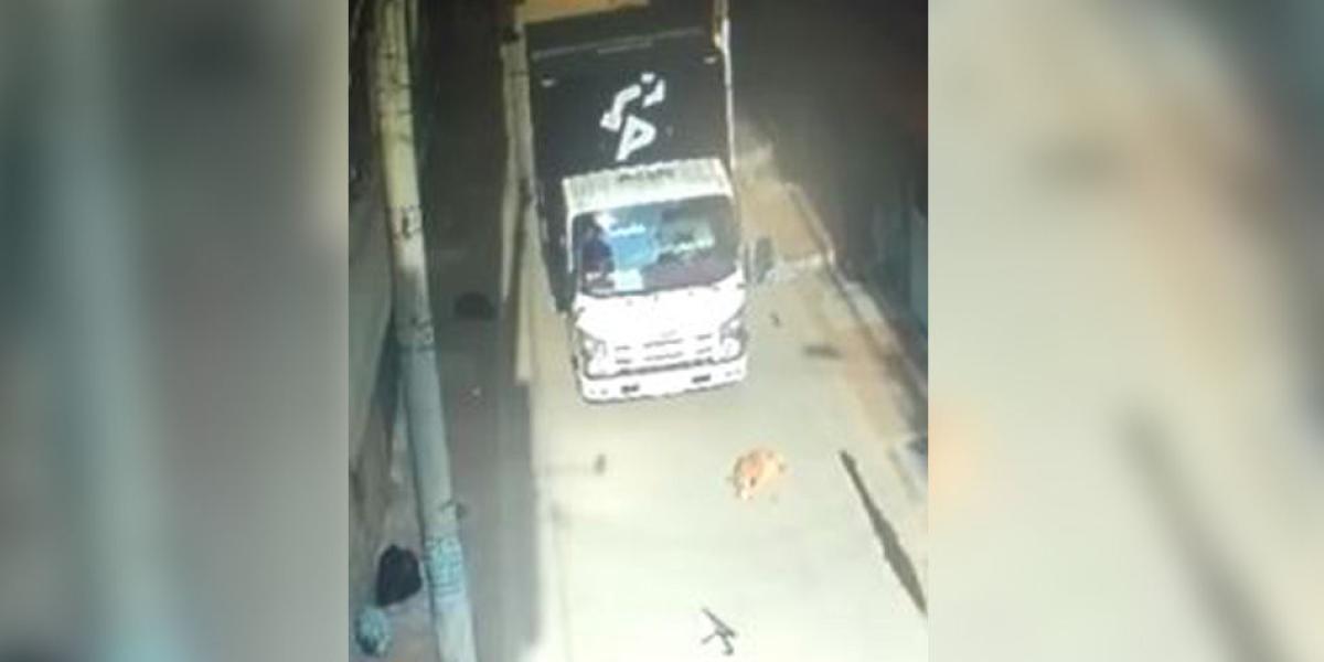 Camión atropella a perro en Bogotá