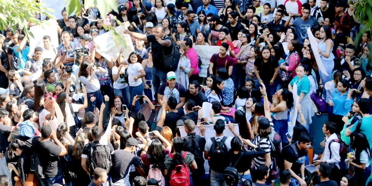 Miles de estudiantes y profesores se congregaron ayer en la plaza central de la Universidad para protestar.