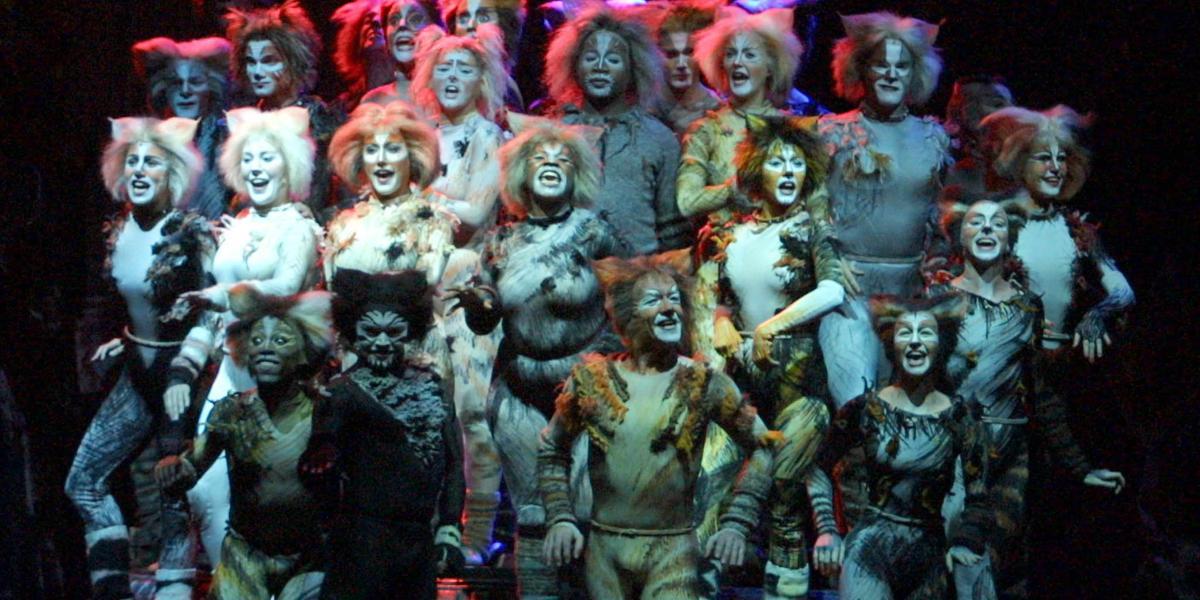 Escena de una presentación de Cats. Musical realizado por el británico Andrew LLoyd Webber.