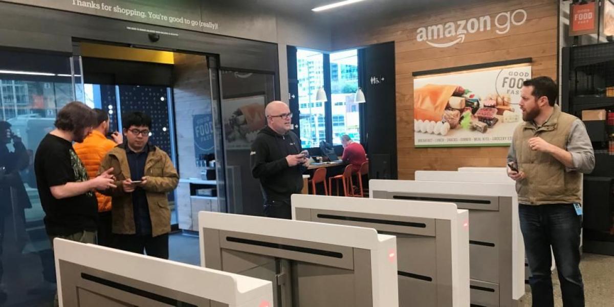 Para ingresar a la tienda Amazon Go, los clientes descargan una aplicación de teléfono inteligente y escanean un código QR para abrir un torniquete de vidrio.