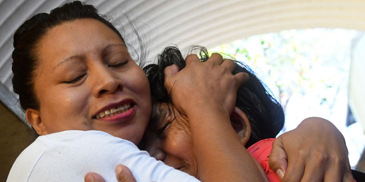 Teodora Vásquez abraza a su madre luego de quedar en libertad, hace una semana, tras 10 años y siete meses presa.