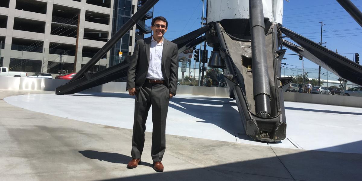 Juan Felipe Gaitán tiene 27 años y nació en Bogotá. En la foto posa junto al primer Falcon 9 que SpaceX aterrizó, el 21 de diciembre del 2015.