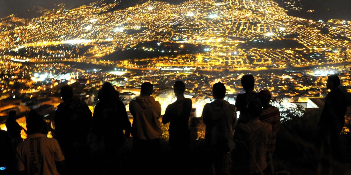Pocos barrios de Medellín se libran de las extorsiones que los combos imponen para ejercer control social, mediar y regular conflictos en el barrio y hasta dentro de los hogares.