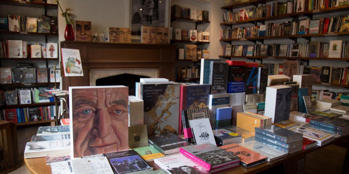 La muestra se encuentra en la nueva sede de la librería Prólogo Café y Libro, en una señorial casa de Chapinero Alto (Bogotá), en la Calle 67 n.° 6-32.