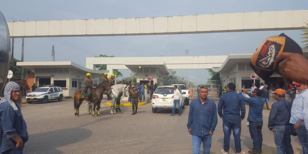 Trabajadores bloquean entrada pricipal de la refinería en Barrancabermeja.