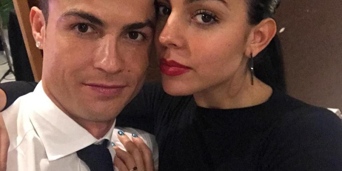 La esposa de Cristiano Ronaldo es Georgina Rodríguez, una mujer que ha pasado por distintas profesiones y que actualmente se dedica al  modelaje y al baile profesional. Se dice que ambos se conocieron en un evento vip organizado por Dolce & Gabbana.