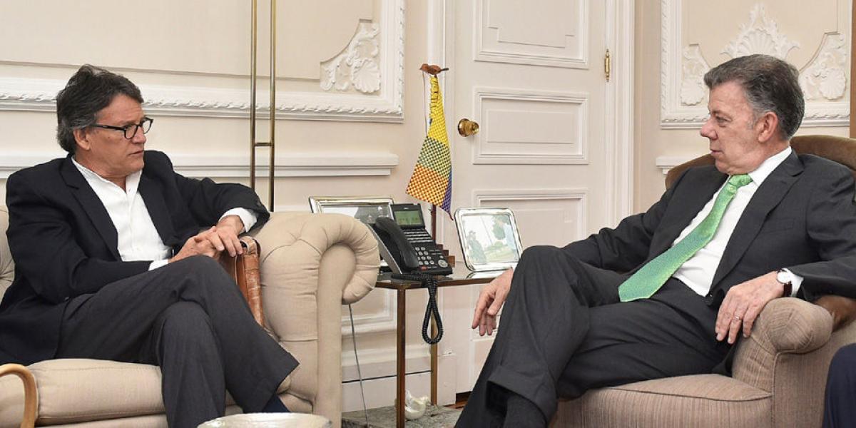 El presidente Juan Manuel Santos junto al jefe del equipo negociador con el Eln, Gustavo Bell.