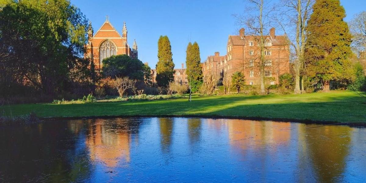 Cambridge, en Reino Unido, es una de las universidades más exigentes del mundo para recibir y aceptar estudiantes. Para estudiar un MBA allí hay que tener en cuenta que este se divide en cuatro términos y consta de 16módulos. Su precio varía entre 60.000 y 70.000 dólares.