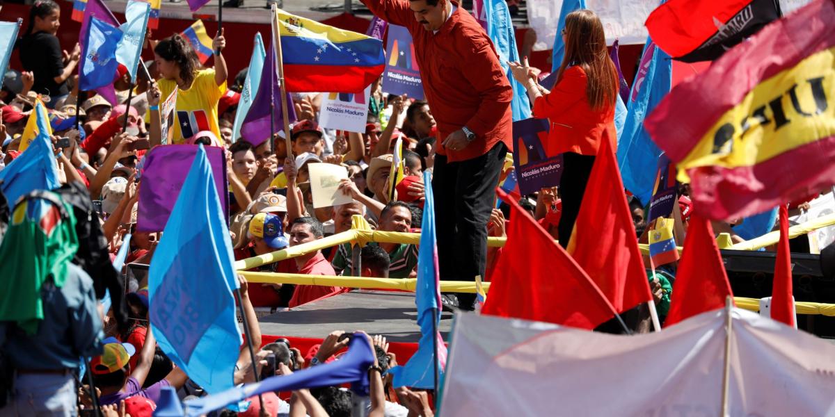 El presidente Maduro intenta bailar salsa en el acto de celebración de la inscripción de su candidatura en Caracas ante el CNE.