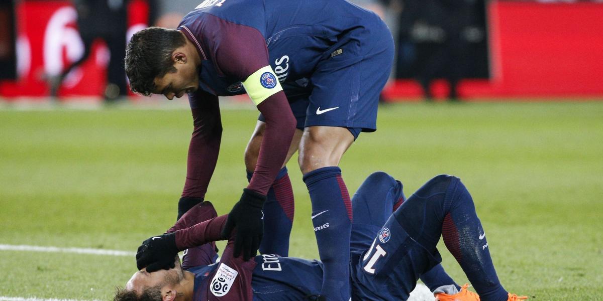 Neymar, tras la lesión del pasado domingo, es consolado en la propia grama por su compañero de equipo, el defensa Thiago Silva.