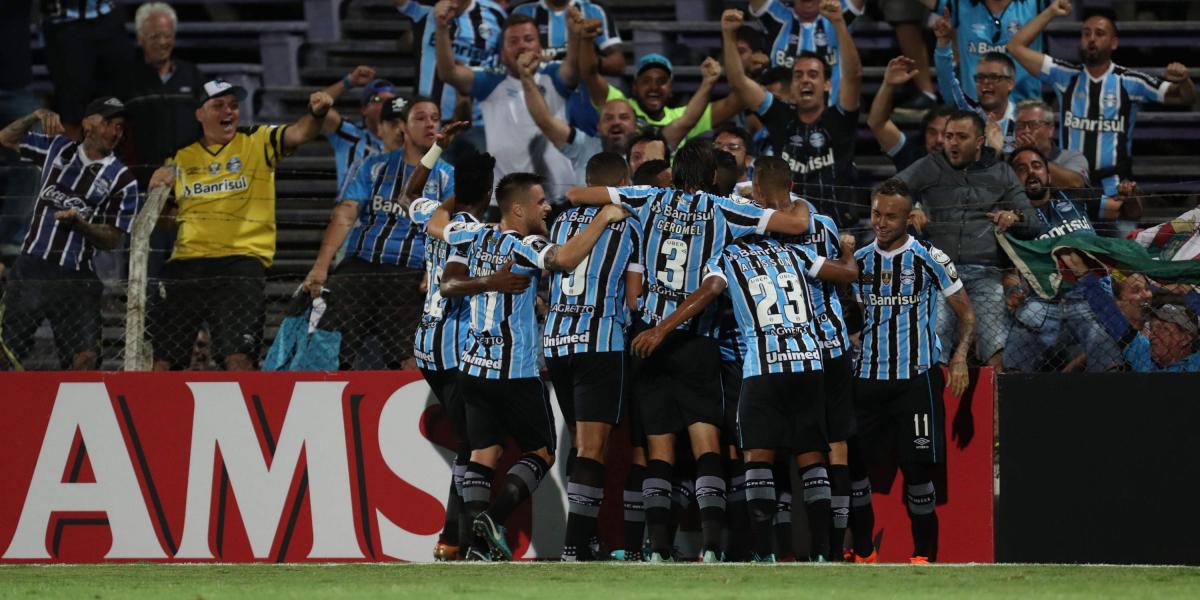 Jugadores de Gremio celebran un gol de Maicon, en el empate 1-1 con Defensor Sporting de Uruguay, en juego disputado en el estadio Luis Franzini en Montevideo.