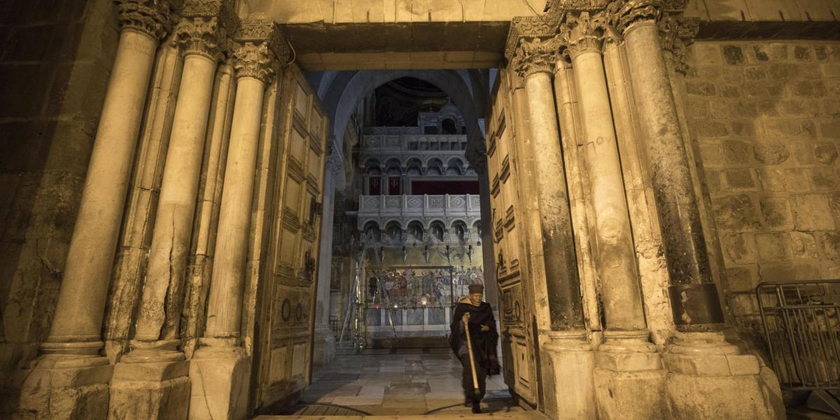 Un devoto visita la iglesia del Santo Sepulcro tras su reapertura luego de tres días de cierre en protesta por las medidas fiscales que Israel impuso y luego decidió suspender.