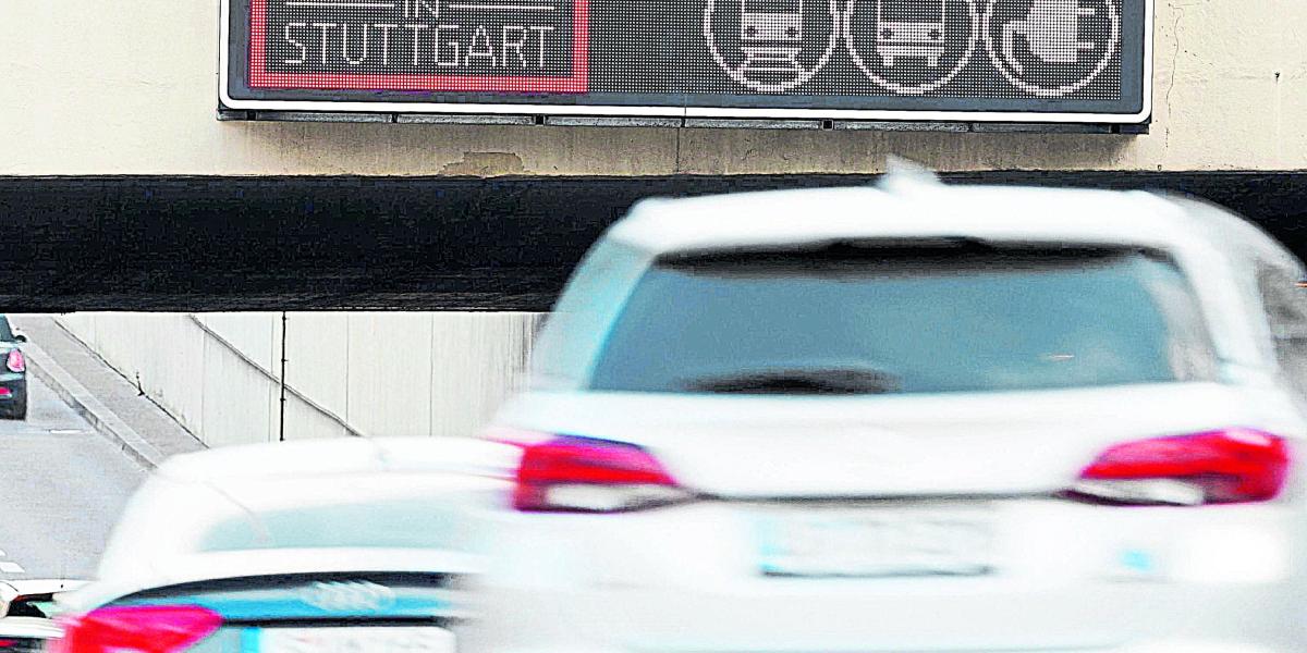Una señal electrónica avisa la alerta por contaminación en una carretera de Stuttgart (Alemania).