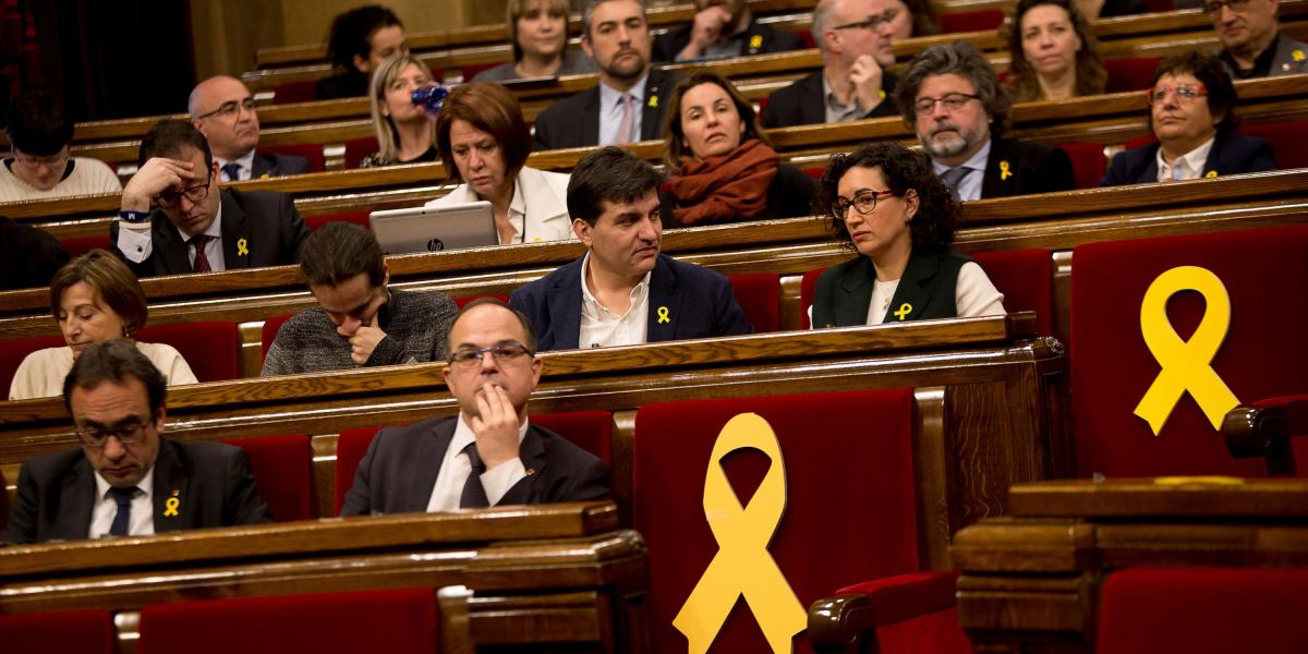 El parlamento catalán dejó unas cintas amarillas en honos al expresidente de cataluña, Carles Puigdemont, quien huyó a Bélgica y de Oriol Junqueras.