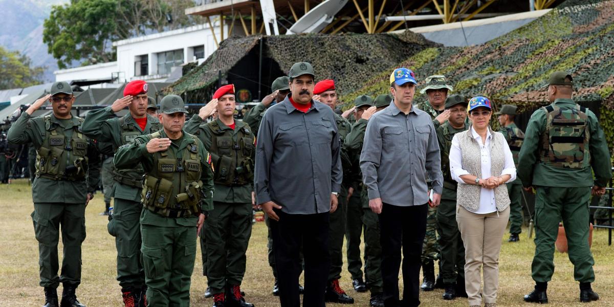 Nicolás Maduro (c), presidente de Venezuela, que ordenó expulsar a varios militares opositores de su gobierno.