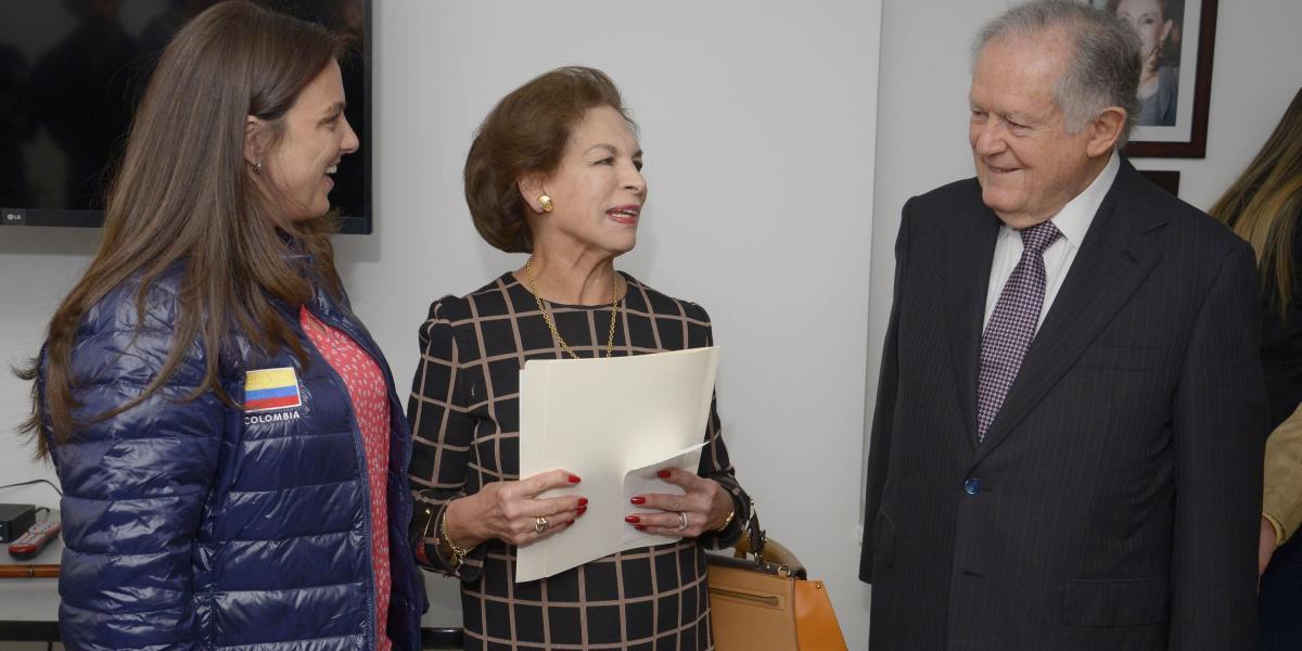 Directora del Instituto Colombiano de Bienestar Familiar junto a Fanny Gutiérrez de Sarmiento y su esposo Luis Carlos Sarmiento Angulo.