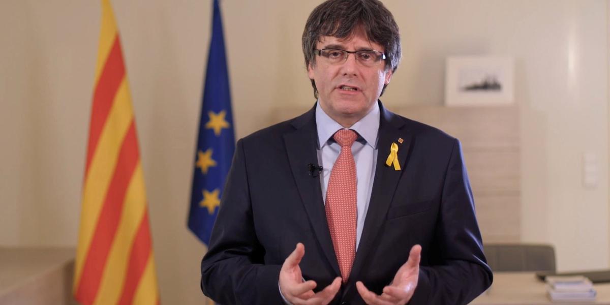 El líder independentista catalán Carles Puigdemont anunció el jueves que retira su candidatura a presidir la región de forma 'provisional', debido a los cargos en su contra. Horas antes, el Parlamento de Cataluña lo había reconocido como su mandatario, en un gesto simbólico.