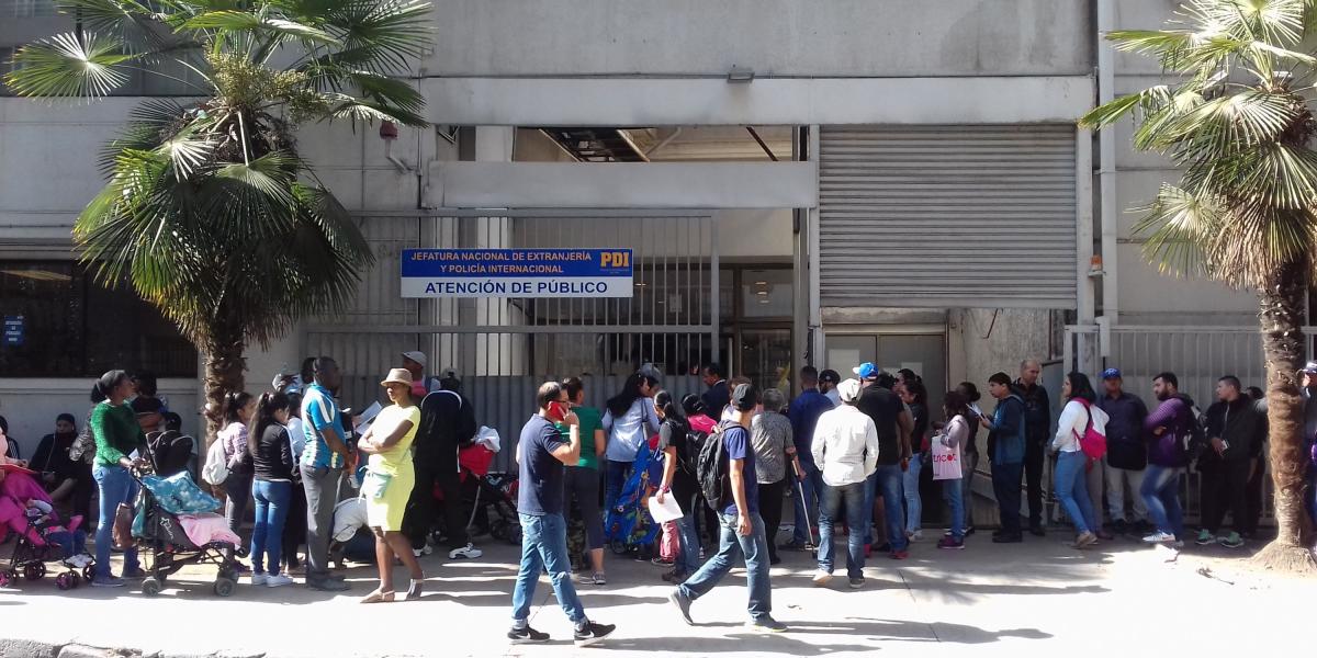 En Santiago los migrantes venezolanos hacen cola en las oficinas de extranjería para obtener visas temporales.