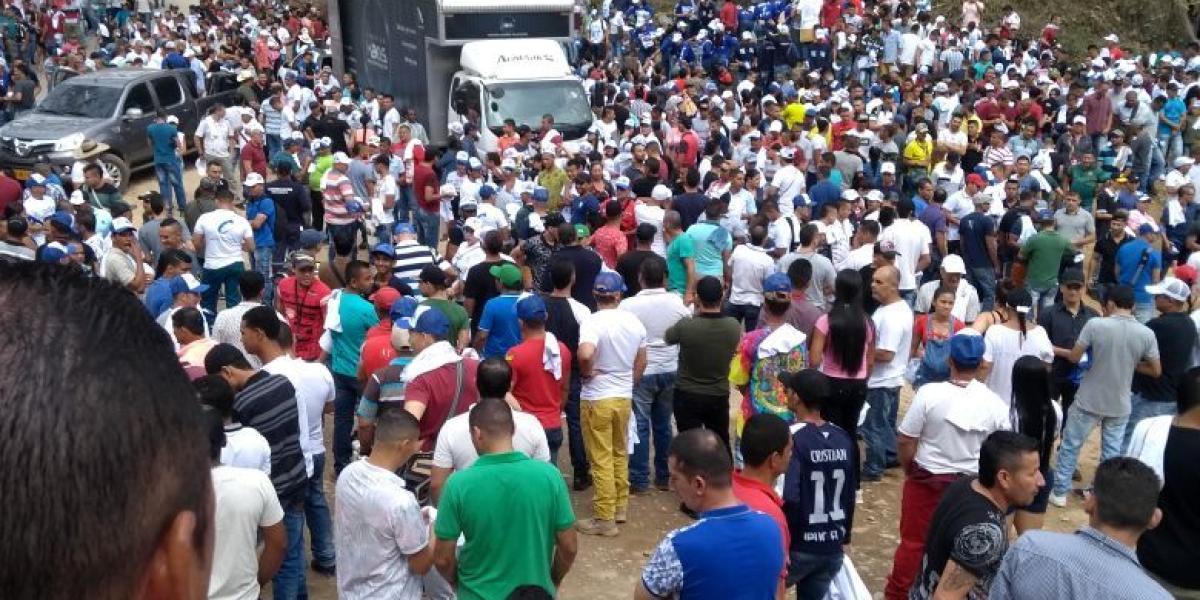 Un grupo de personas estaba en el evento de cierre de campaña, cerca al Polideportivo de Segovia (Antioquia).
