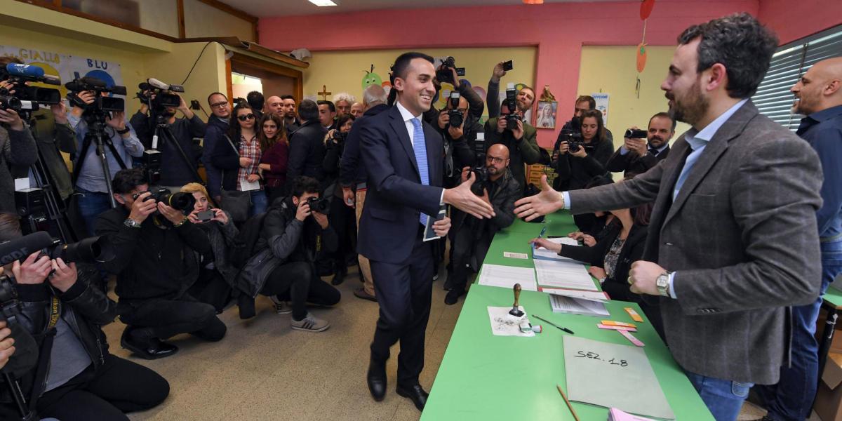 El líder del M5E, Luigi Di Maio, recogió la mayoría
de los votos de los descontentos con el sistema tradicional de partidos en el centro y sur de Italia.