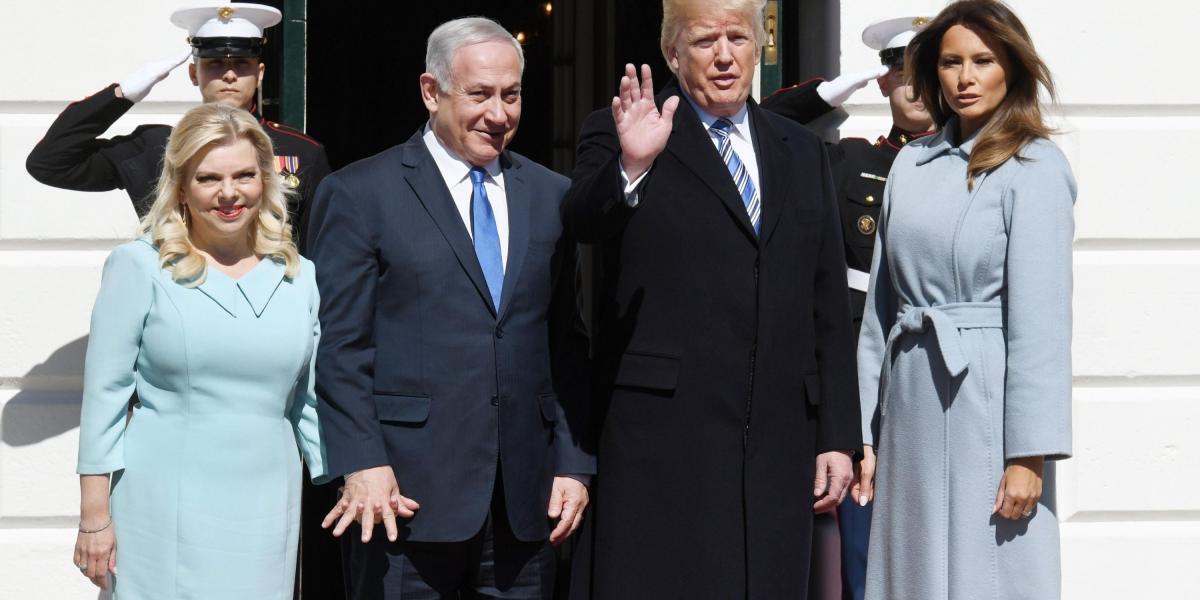 El presidente estadounidense, Donald J. Trump, la primera dama estadounidense Melania Trump, el primer ministro israelí, Benjamín Netanyahu, y su mujer Sara Netanyahu en la Casa Blanca.