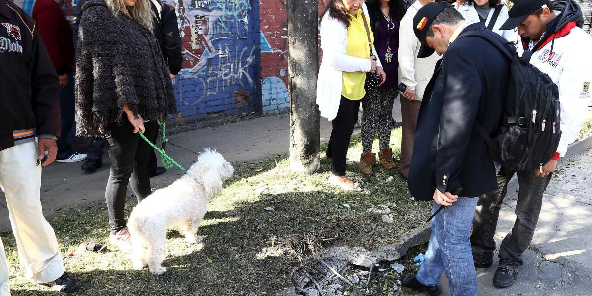 Vecinos observan el lugar donde explotó un artefacto el 12 de marzo de 2015, en el barrio Quiroga,