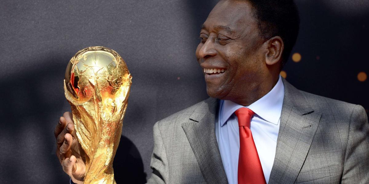 El trofeo de la Copa del Mundo, el más deseado de alcanzar por las selecciones participantes a Rusia 2018. En la imagen aparece Pelé con la máxima distinción.