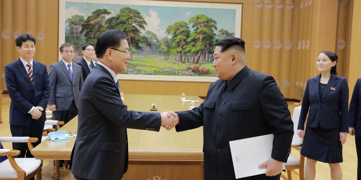 Chung Eui-yong (i), consejero de Seguridad del presidente surcoreano, Moon Jae-in, se reunió ayer en Pionyang con el líder norcoreano, Kim Jong-un (d).