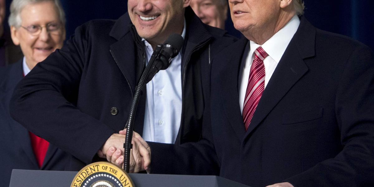 Gary Cohn (d.) junto al presidente de EE. UU., Donald Trump.