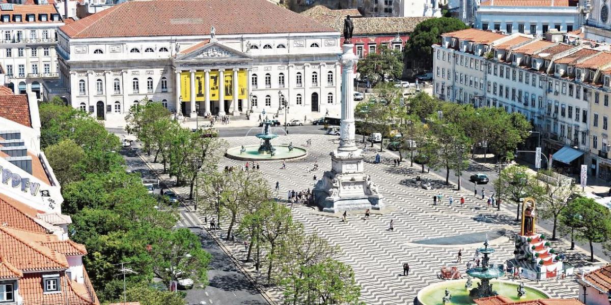 Plaza de Rossio, en la zona de la Baixa, es el punto neurálgico de la vida en el centro de Lisboa desde el siglo XIII.