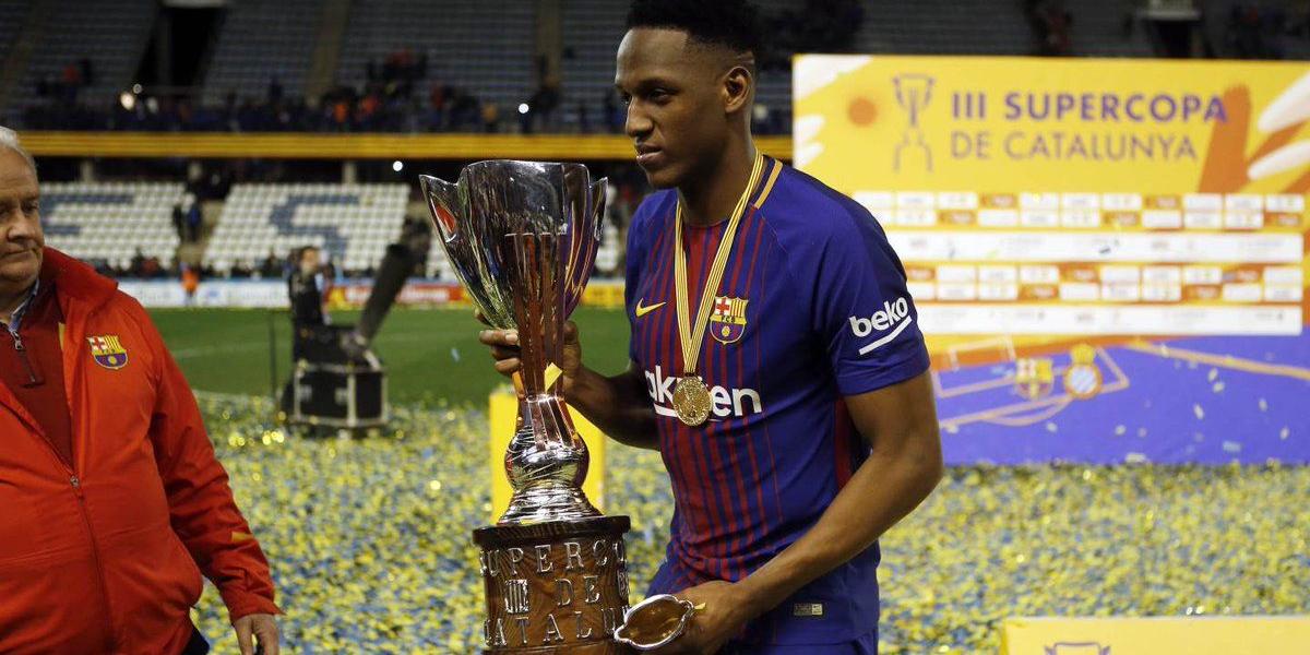 Yerry Mina levanta su primer trofeo en el Barcelona.